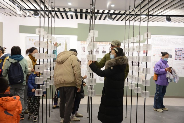 校外观众在中国农业大学昆虫博物馆欣赏昆虫标本
